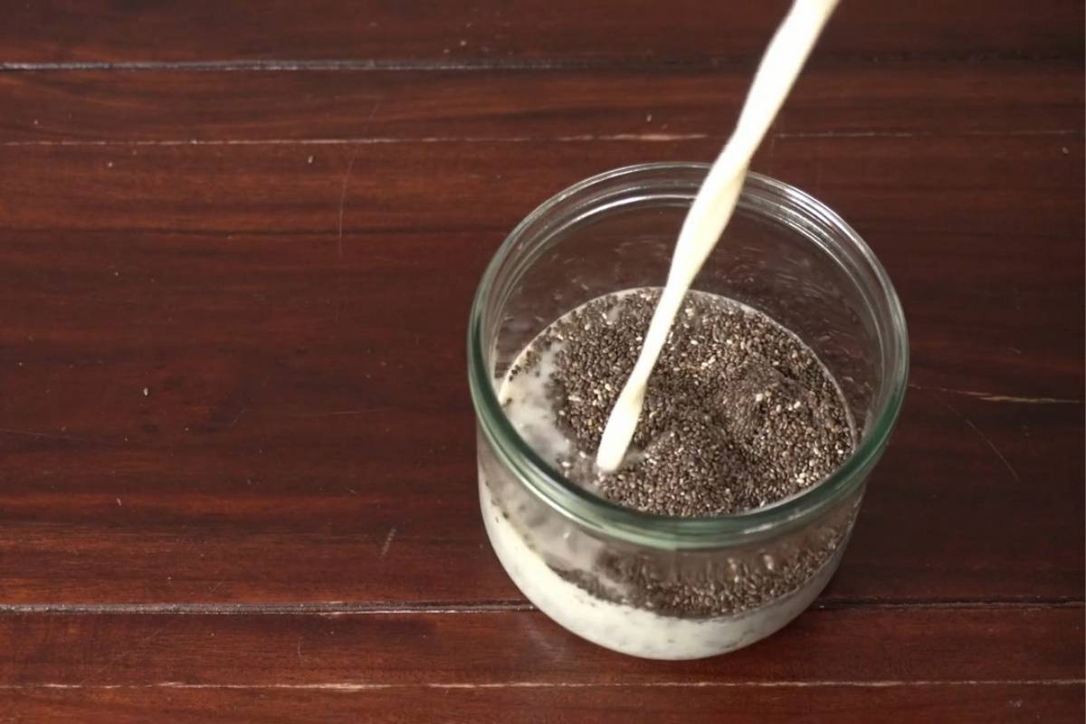 osoba sprema čia seme sa mlekom